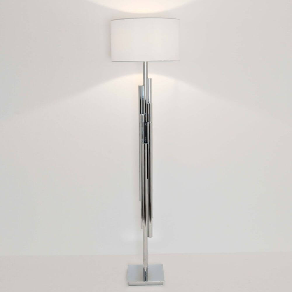 Stehleuchte Trimestre Metall verchromt Silber mit modernem Design und weißem Lampenschirm
