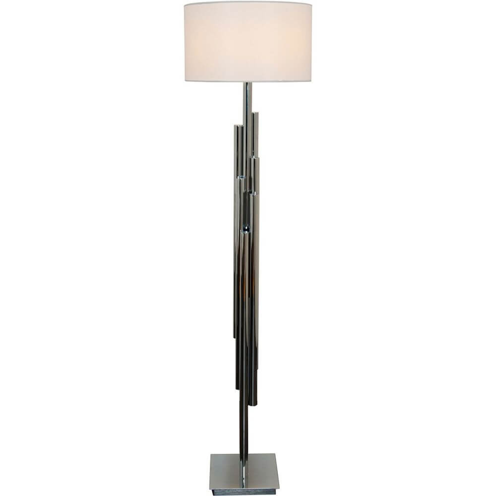 Stehleuchte Trimestre Metall verchromt Silber mit elegantem Design und weißem Lampenschirm.