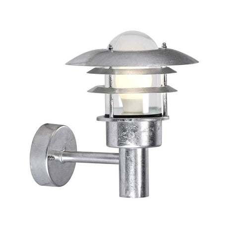 Lampada da parete da esterno LØnstrup 22 in zinco dal design classico con luce soffusa per l'area esterna.