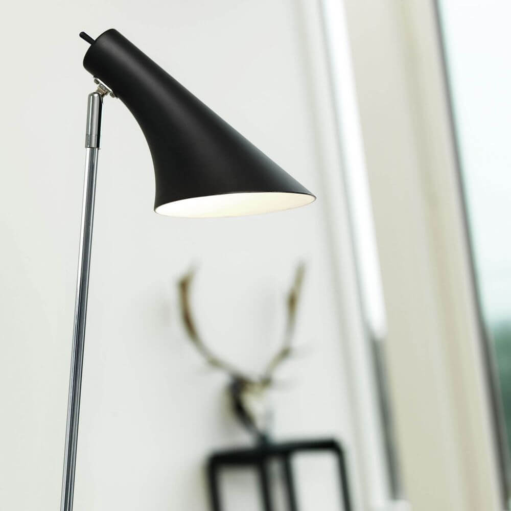 Vanila Stehleuchte Schwarz in modernem Innenraum mit elegantem Design und robustem Metall.