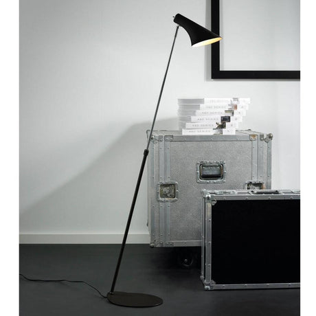 Candeeiro de pé Vanila preto num espaço moderno ao lado de caixas, fonte de luz elegante e intemporal para qualquer ambiente habitacional.