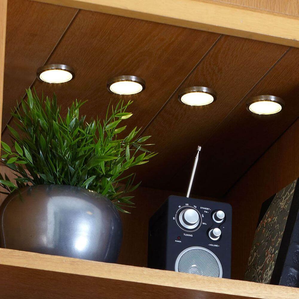 Lismore LED-spotlight krom, svart på en hylle, gir ideell arbeidsbelysning på kjøkkenet.