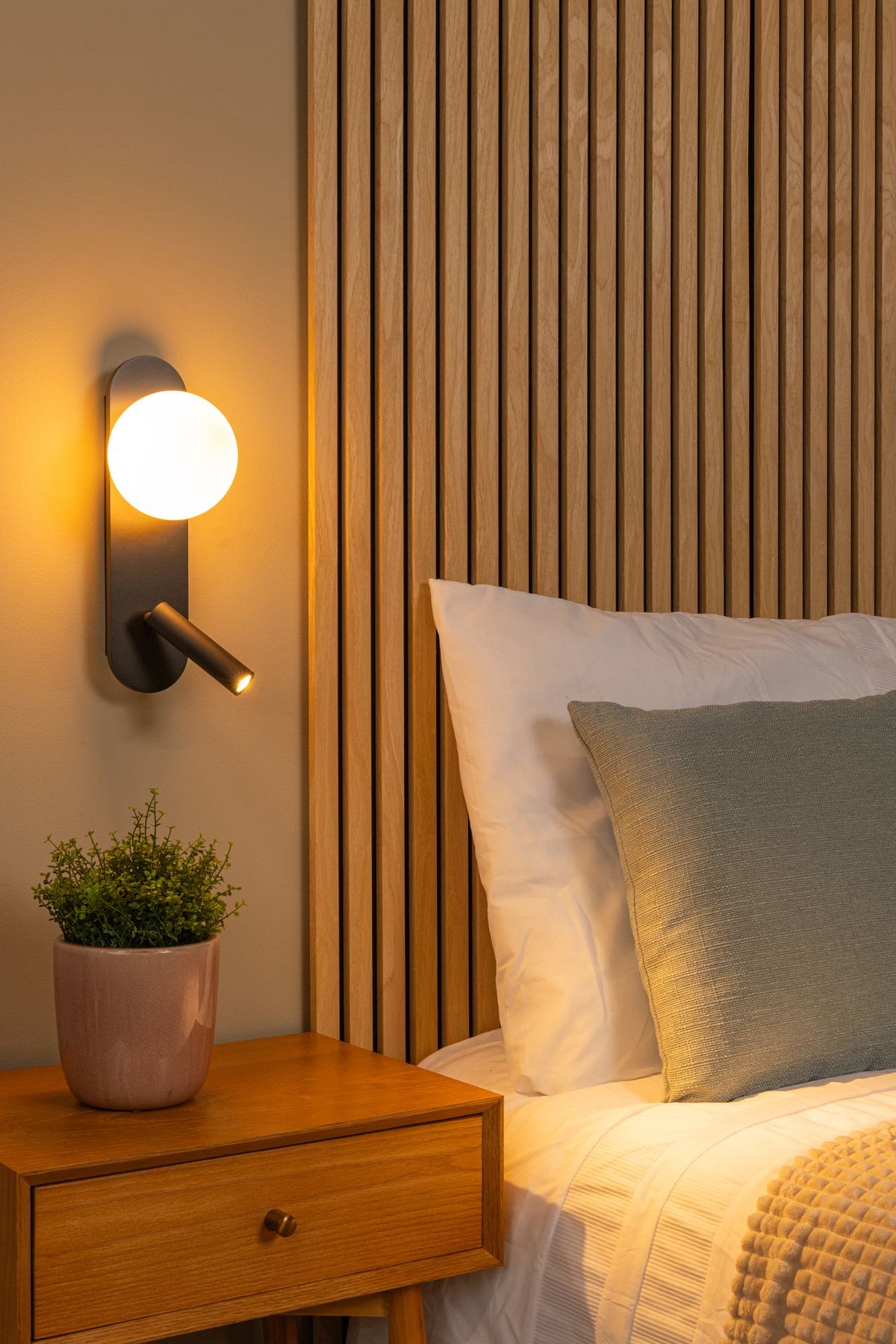 LED-Bettleuchte Kelly drehbar mit Glasschirm und USB-Anschluss (1)