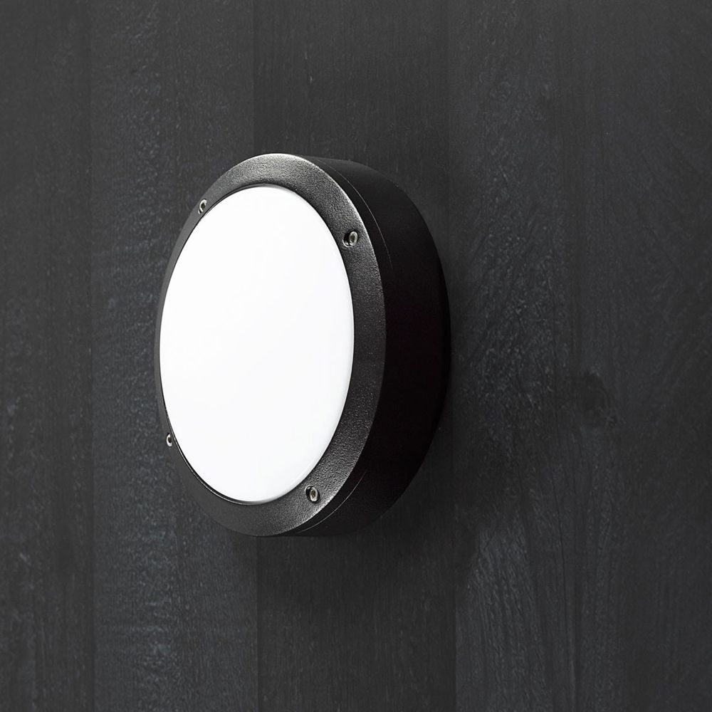 Desi 22 Außen-Deckenleuchte Schwarz an schwarzer Wand, elegante und schlichte Deckenleuchte für Außenbereiche.