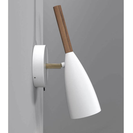 Candeeiro de parede Pure branco com forma esbelta e elegante e detalhes em nogueira oleada na parede.