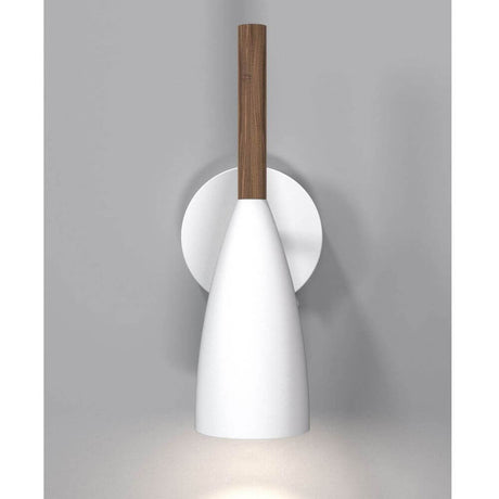 Candeeiro de parede Pure branco com forma elegante e pega em nogueira oleada sobre fundo cinzento.