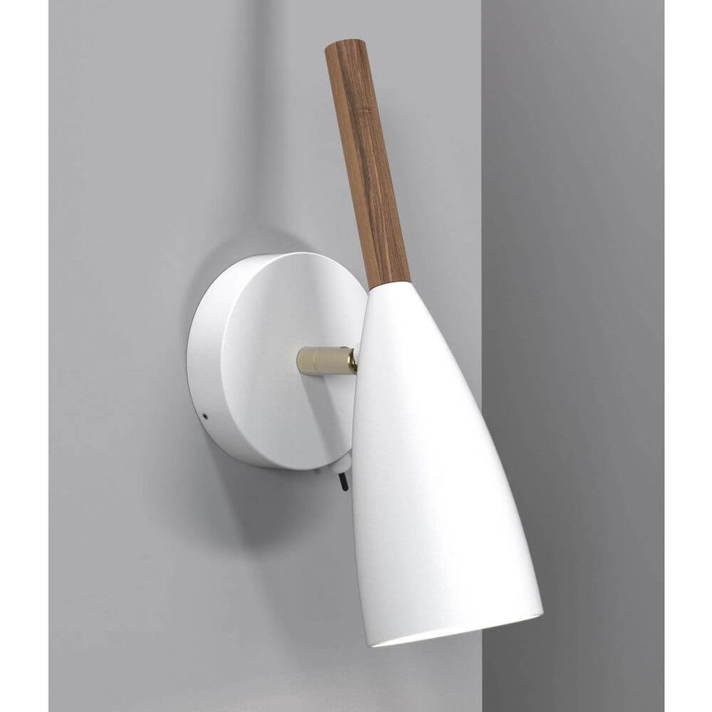 Pure Wandleuchte Weiß mit geöltem Nussbaumgriff und elegantem Design, perfekt für die Inneneinrichtung.