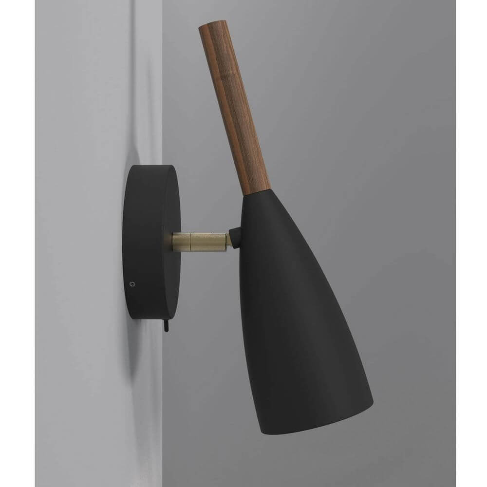 Pure Wandleuchte Schwarz mit geöltem Nussbaumgriff und schickem, modernem Design.