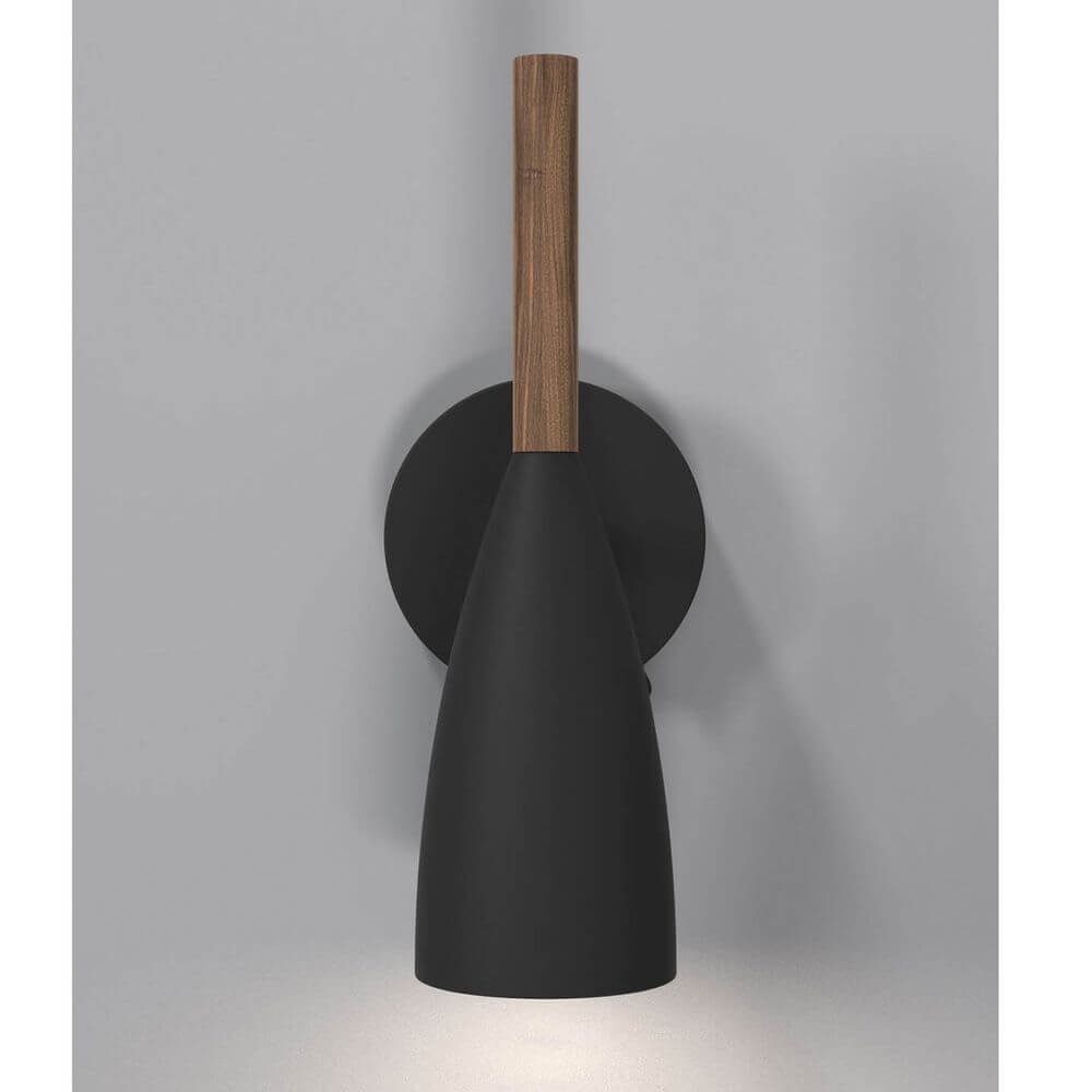 Pure Wandleuchte Schwarz mit elegantem Design und geöltem Nussbaum Griff.