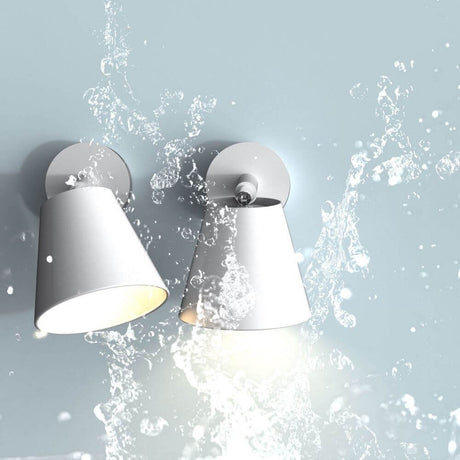 Applique murale IP S6 blanche avec tête de lampe orientable, idéale pour la salle de bains et le montage au-dessus du miroir.
