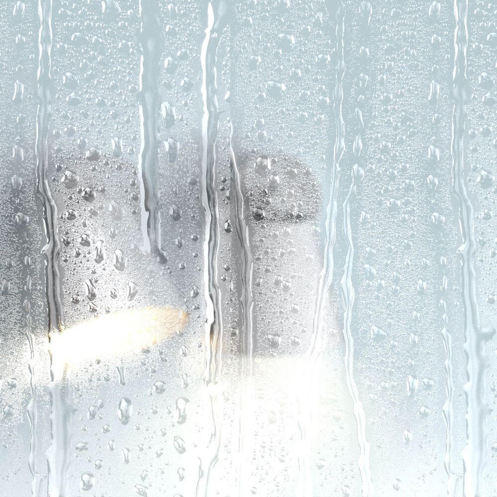 IP S6 Wandleuchte Weiß hinter einem beschlagenen Glas mit Wassertropfen, ideal für Badezimmer.