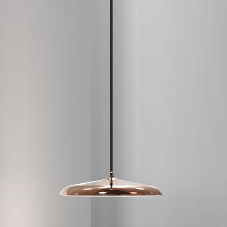 Artist 25 LED Pendelleuchte Kupfer in stilvollem Design, schwebt elegant im Raum.