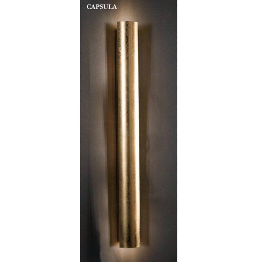 Capsula Wandleuchte 4-flammig Schlagmetall Gold 75cm an einer Wand montiert, elegante goldene Beleuchtung.