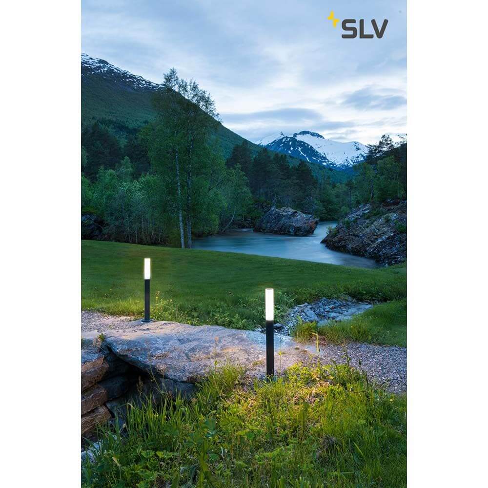 Aponi 90 LED Outdoor Standleuchte Anthrazit 3000K IP65 im Freien bei Sonnenuntergang, umgeben von Natur.