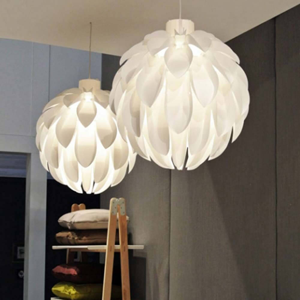 Abgerundete Pendelleuchte Norm12 XL Weiß in einem modernen Raum, sanftes Licht und einladende Optik.