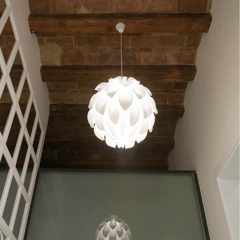 Abgerundete Pendelleuchte Norm12 XL Weiß in heller Umgebung, sanftes Licht und einladende Optik für das Zuhause.
