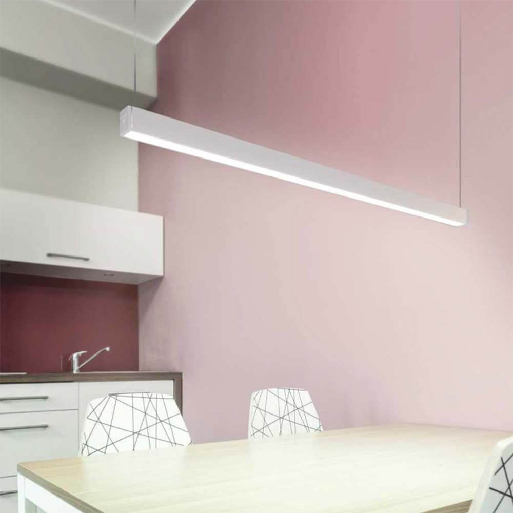 Abhängeset für Aufbauprofil tief Chrom an einer modernen Decke in einem stilvollen Küchenraum.