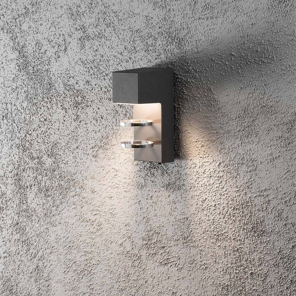 Acerra LED Außen-Wandleuchte in Anthrazit an der Wand, modernes Design mit warmem Lichtschein.