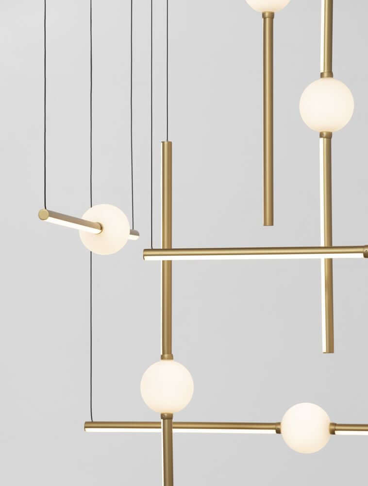 Acrobat LED Pendelleuchte 16-flammig 3000K Schwarz in modernem, geometrischem Design mit kugelförmigem Opalglas.