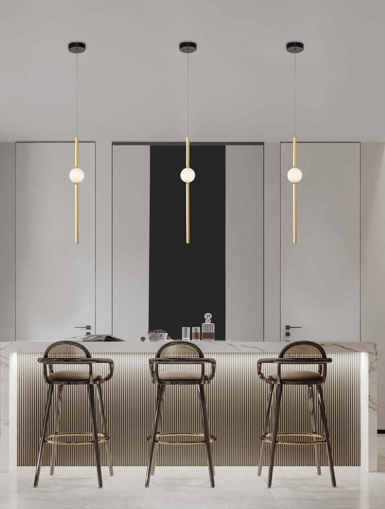 Moderne Küche mit Acrobat LED Pendelleuchte 3000K Schwarz über Barhockern.