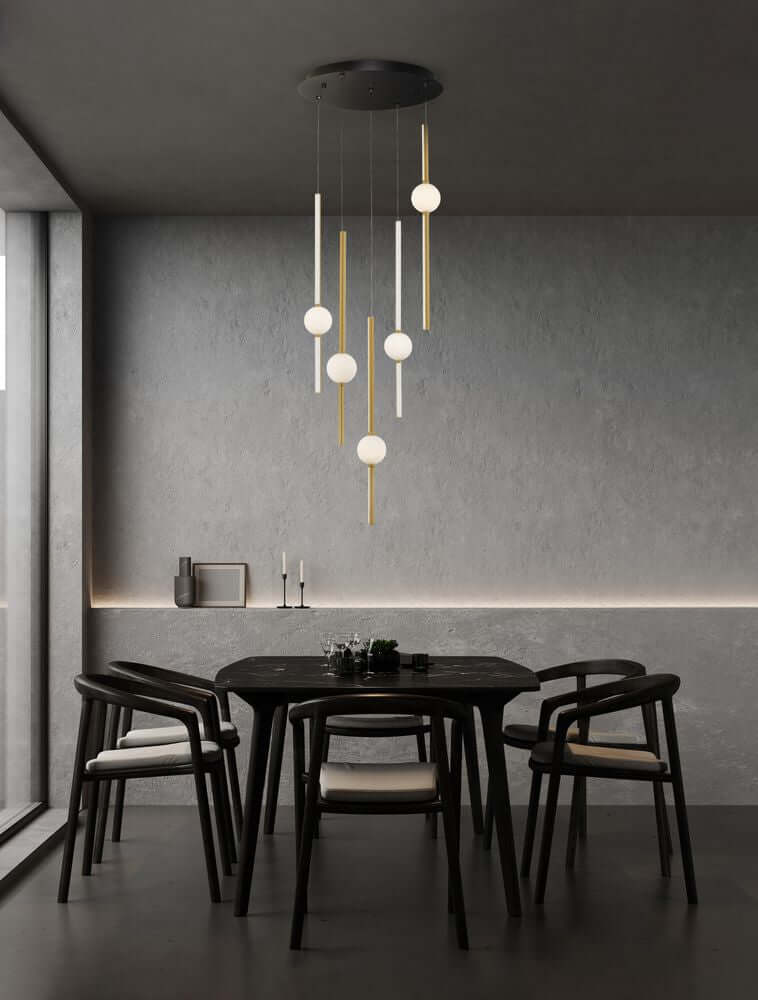 Acrobat LED Pendelleuchte 7-flammig 3000K Schwarz in modernem Essbereich mit Holzstuhl und stilvollem Design.