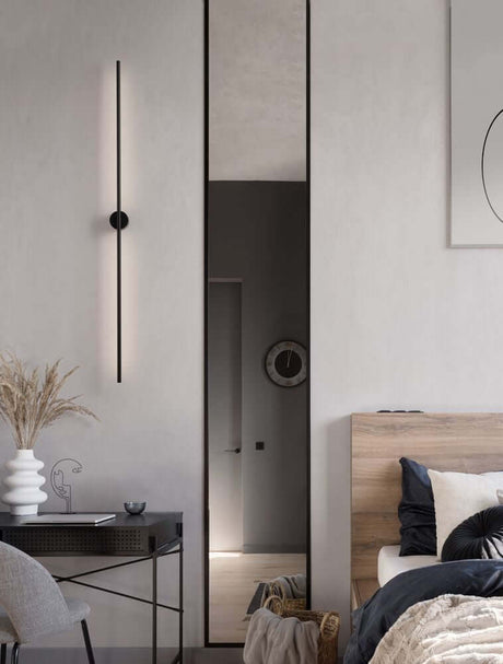 Aden LED Væglampe 3000K Sort på soveværelsesvæg, slank matsort aluminiumsprofil 90 cm minimalistisk væglampe
