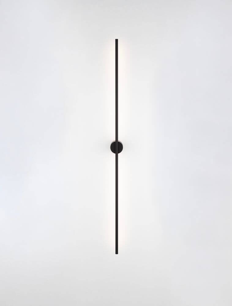 Alt Tag: Aden LED Wandleuchte 3000K Schwarz - schlanke 90 cm matte Aluminium Wandlampe, minimalistisches Design mit warmweißem LED-Licht