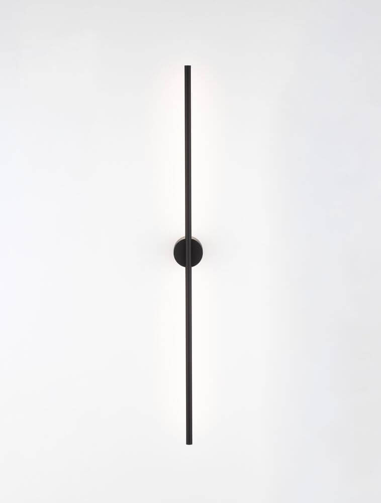 Alt Tag: Aden LED Wandleuchte 3000K Schwarz, schlanke 90 cm LED-Wandleuchte aus mattem Aluminium, minimalistisches Design