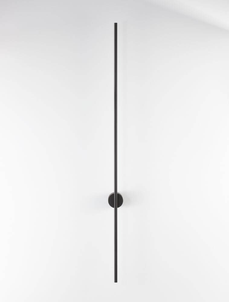 Aden LED Wandleuchte 3000K, elegante schlanke Leuchte aus Schwarz Aluminium, modernes Wanddesign.