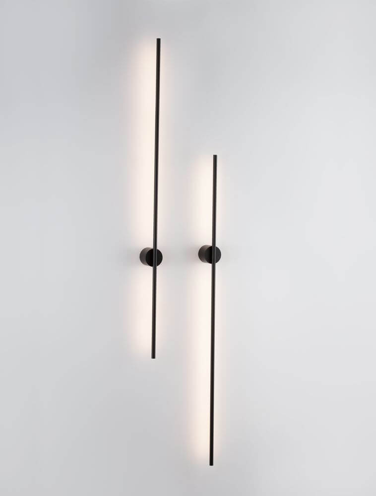 Aden LED Wandleuchte 3000K in elegantem Design mit schlanken, schwarzen Aluminium-Streifen.