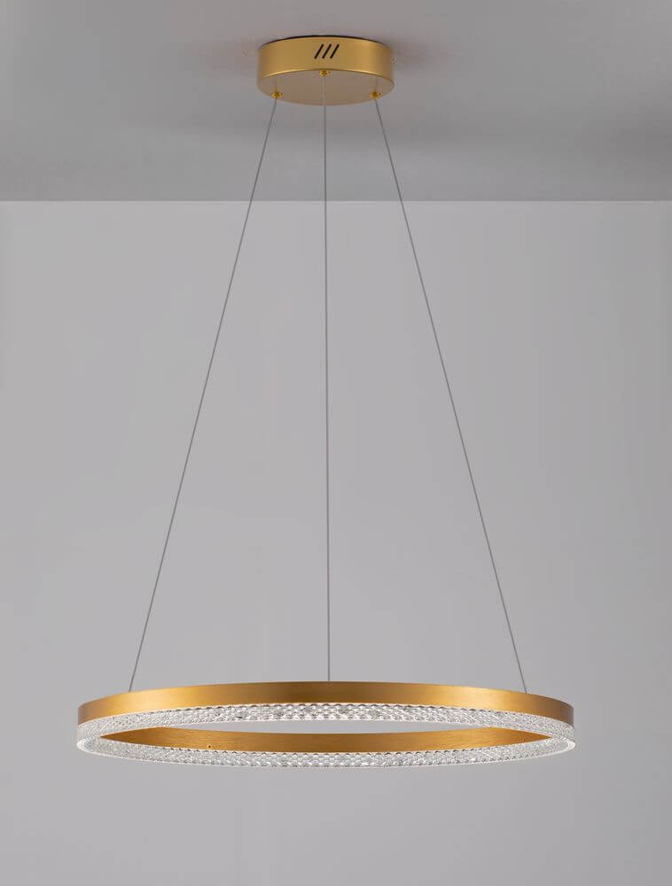 Adria LED Pendelleuchte Ø 60cm 3000K in elegantem Design mit goldenem Rahmen und kristallinem Ring.