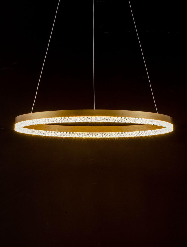 Adria LED Pendelleuchte Ø 60cm 3000K in moderner, schwebender Design mit kristallinen Facetten.