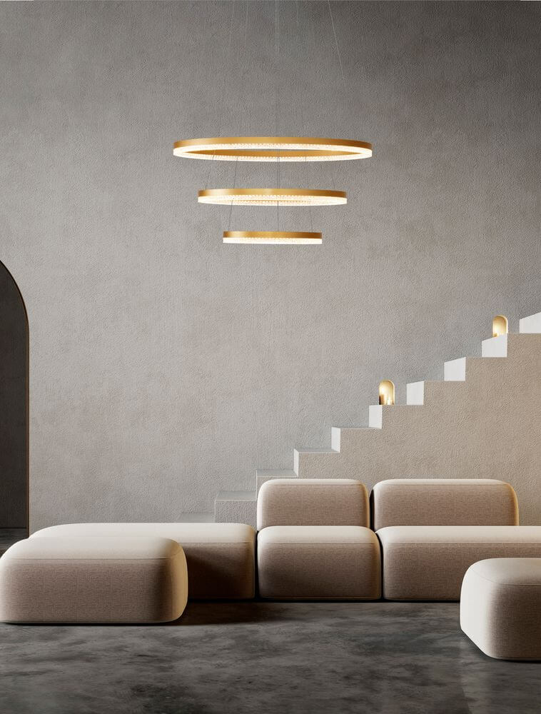 Adria LED Pendelleuchte 3-flammig Ø 80cm über einem modernen Wohnzimmer mit stilvollen Möbeln.