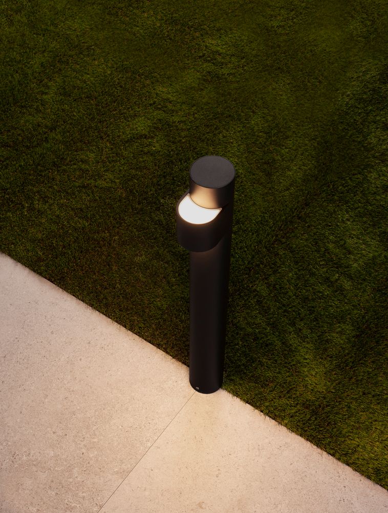 Aduro LED Außenwegeleuchte 3000K Schwarz IP54 auf einer Gartenfläche aus grünem Rasen.