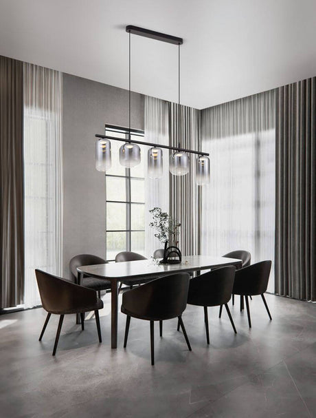 Moderne Aelia LED Pendel Ø 72cm 5-pære over et elegant spisebord. Stilfuld indretning med elegante stole.