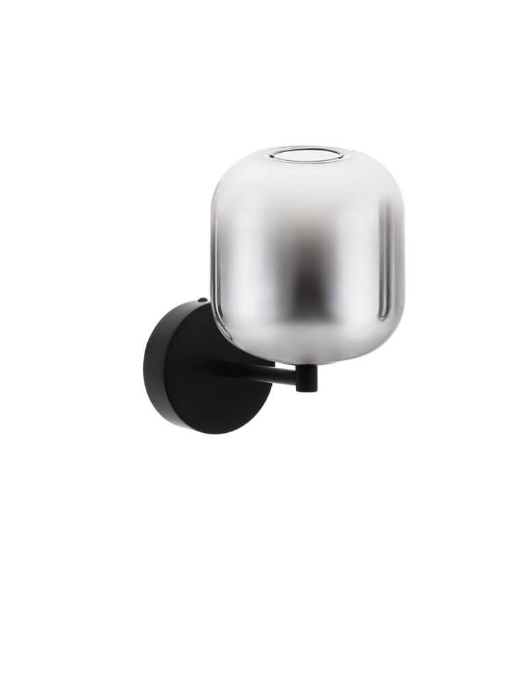 Aelia LED Wandleuchte 3000K in modernem Design mit metallischem Finish und rauchgrauem Glas.