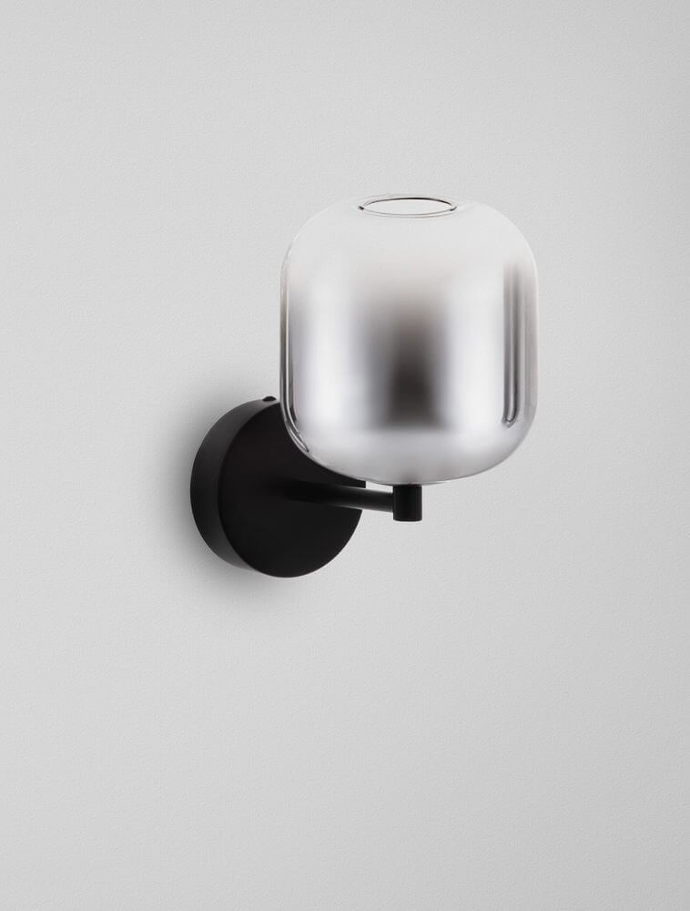 Aelia LED Wandleuchte 3000K in modernem Design mit metallischem Glas und schwarzem Halter.