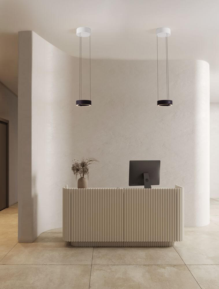 Afi LED Pendelleuchte Ø 20cm Up & Down in reinem Weiß über Empfangstheke, warmweißes 3000K Licht