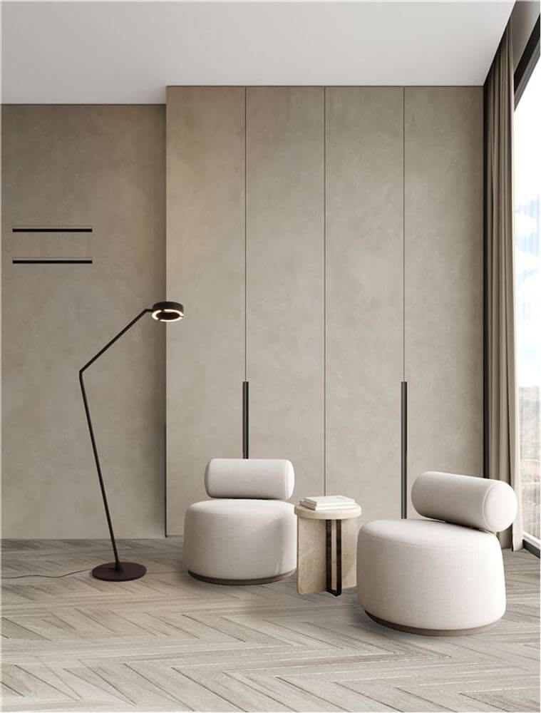 Afi LED Stehlampe Schwarz Dimmbar 170cm in modernem Wohnzimmer-Setup neben zwei runden Loungesesseln und Beistelltisch
