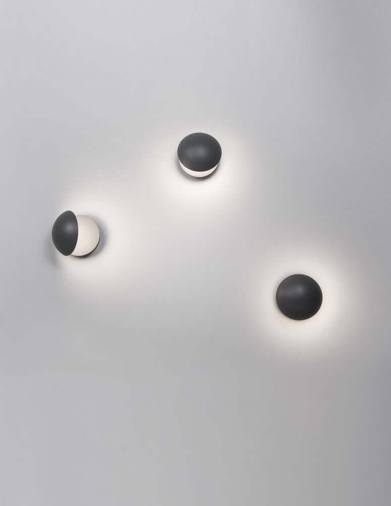 Agile LED Außenwandleuchte 3000K Dunkelgrau IP54 an einer Wand montiert mit gleichmäßigem Lichtschein.