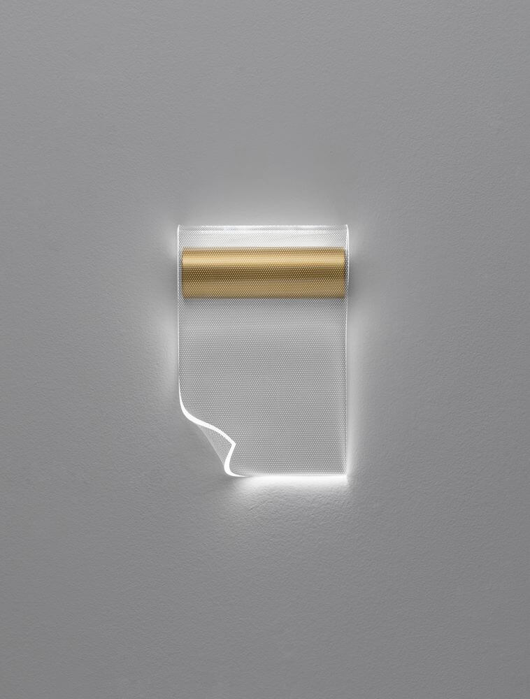 Agos LED Wandleuchte Gold an einer grauen Wand, modernes Design mit Acryl und Aluminium.
