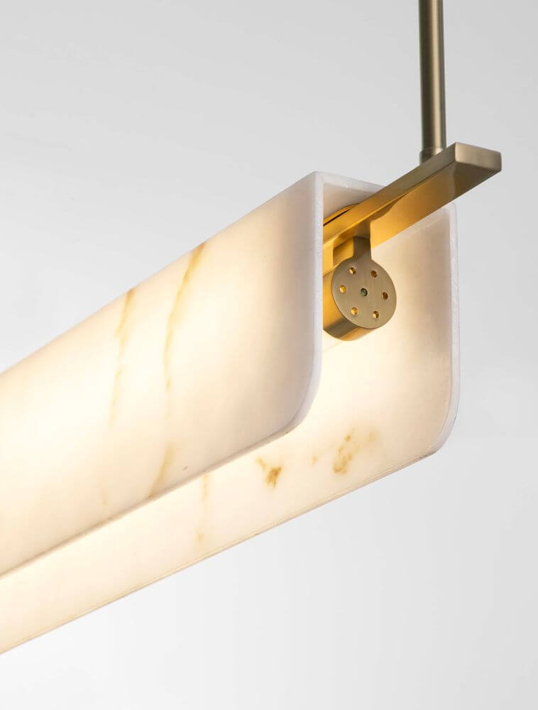 Aider Pendelleuchte 3000K in elegantem Design aus goldfarbenem Aluminium und البيضاء Marmor.