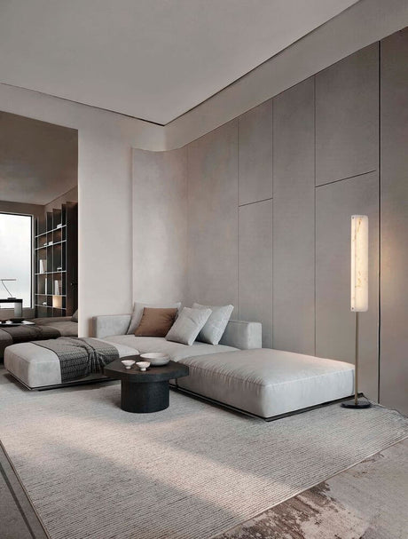 Aménagement moderne avec lampadaire Aider H 160 cm dans le salon, design élégant et lumière agréable.