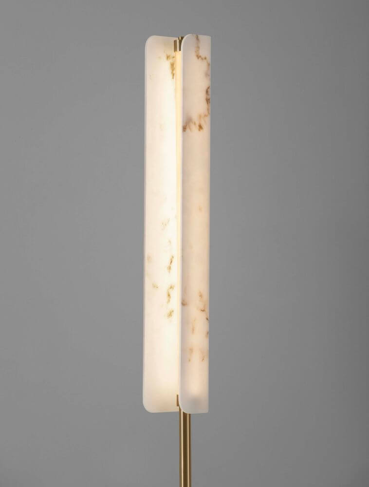 Elegante Aider Stehlampe H 160cm mit marmorierter Glasoberfläche und goldfarbenem Fuß.