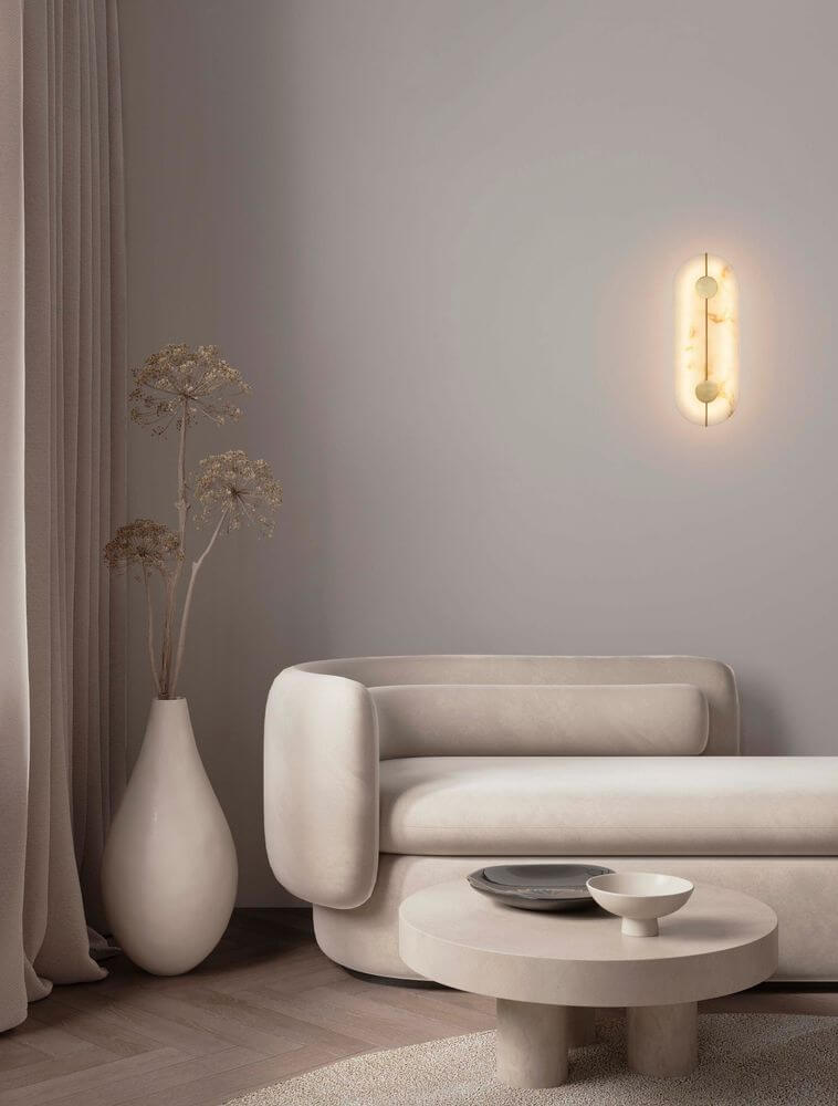 Aider Wandleuchte 3000K in modernem Wohnraum mit eleganten Möbeln und neutralen Farbtönen.