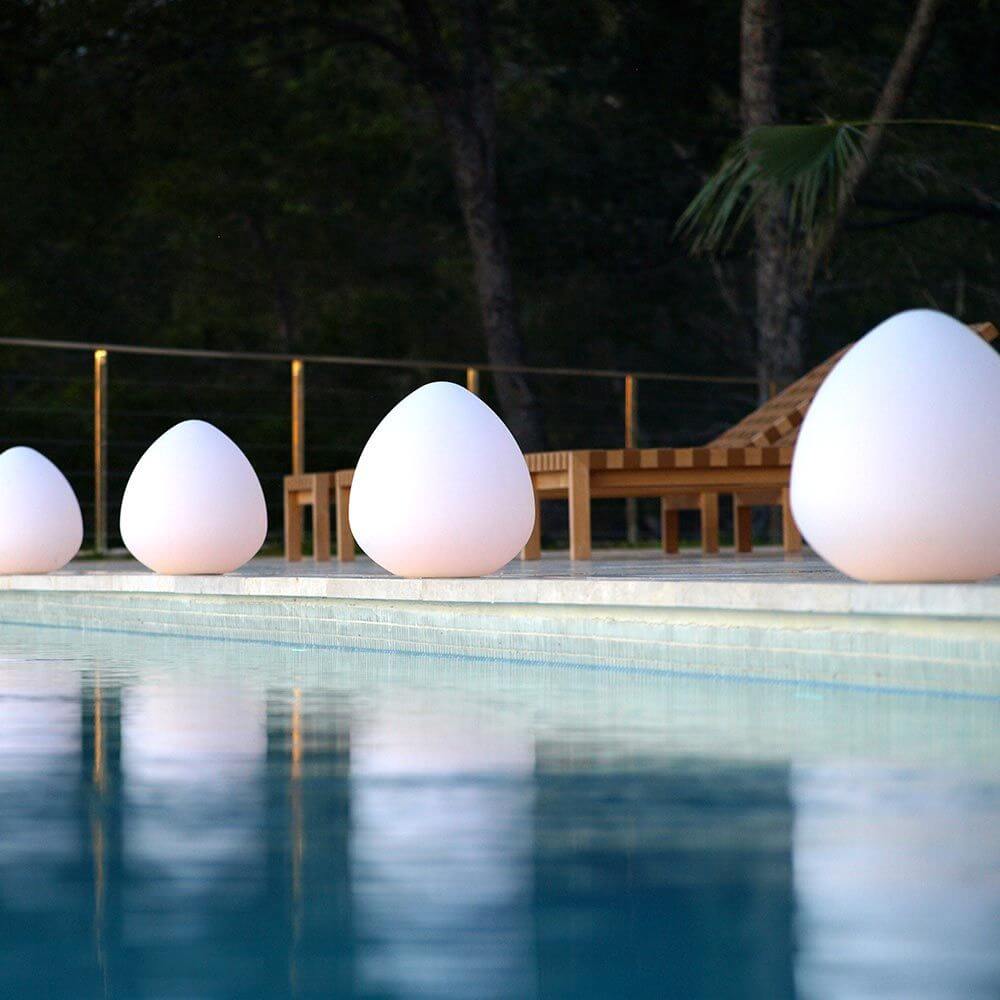 Akku LED-Außenlampe Stone XL in Ei-Form am Pool, ideal für Garten und Terrasse, stabil und stilvoll.