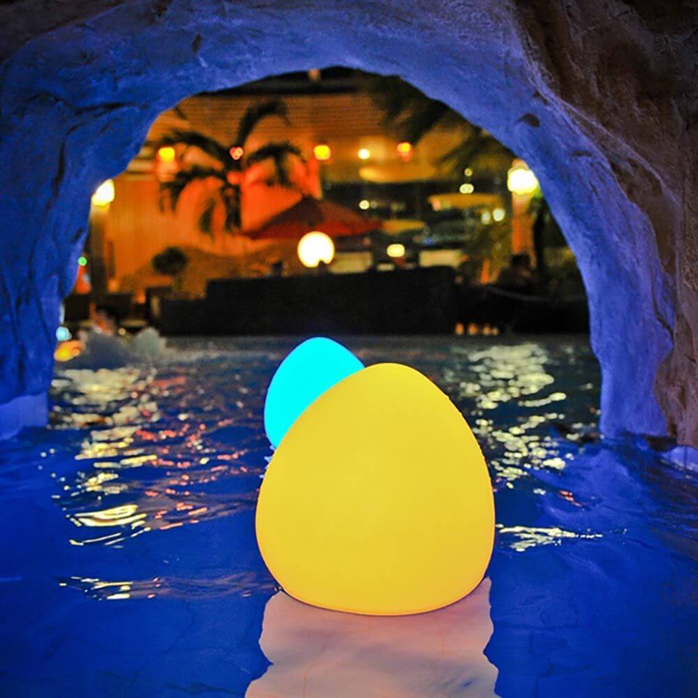 Akku LED-Außenleuchte Stone L in Wasser mit sanfter Beleuchtung, ideal für Garten und Pool.