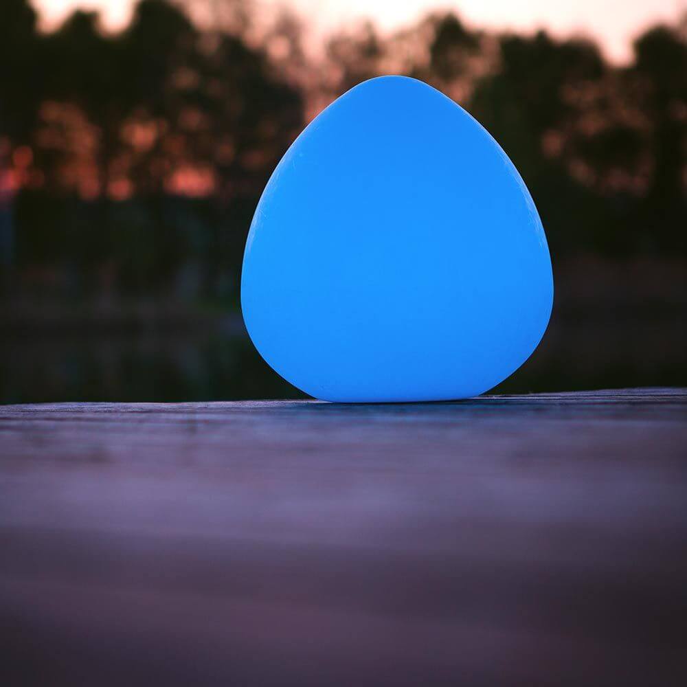 Akku LED-Außenleuchte Stone L in blauer Beleuchtung, ideal für Garten und Poolgestaltung.