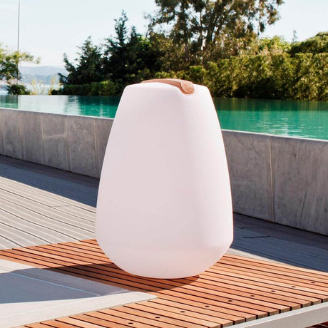Akku LED-dekolampe Vessel 2 med træhåndtag & app-styring ved poolen på en træterrasse.