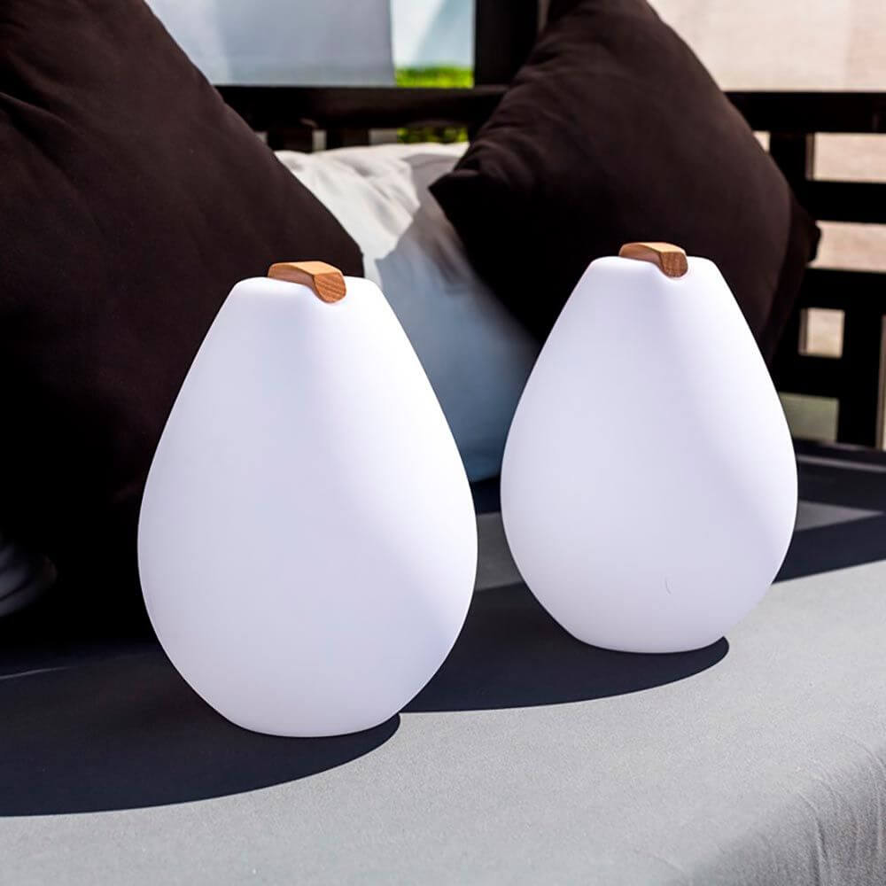 Akku LED-Dekolampe Vessel S mit Holzgriff, modernes Design und weiches Licht auf einer Sitzfläche.